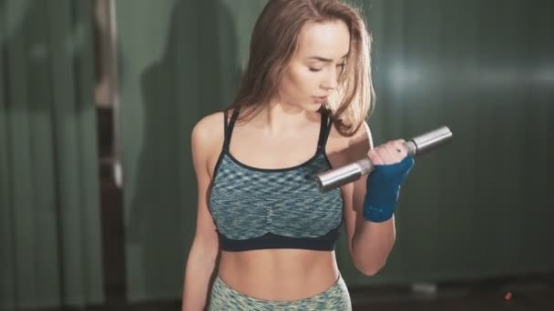 Mujer joven deportiva haciendo ejercicio con barra de pesas en el gimnasio . — Vídeos de Stock