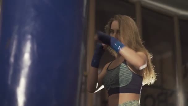 女子拳击在健身房 — 图库视频影像