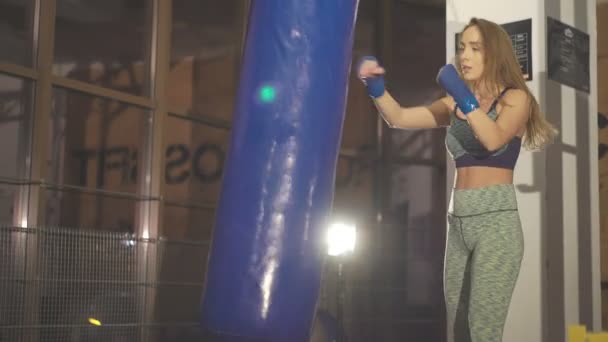 La mujer está boxeando en el gimnasio — Vídeos de Stock