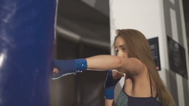 La mujer está boxeando en el gimnasio — Vídeo de stock