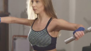 Akıllı kız spor salonunda halter kaldırma. Ağır çekim