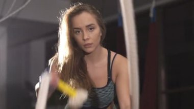 Genç kız ipleri jimnastik salonu ile çalışma dışarı. Yavaş yavaş