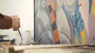 Eski ressam yakından 4 k devrimin Ukraynalı erkek portresi çizer