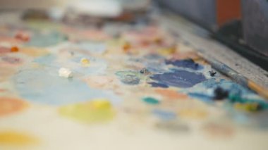 4 k palette üzerinde boya fırçası karışımları boya yakın çekim