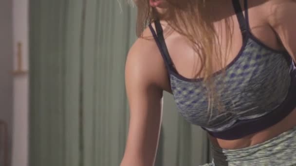 Стройная девушка поднимает гантели в спортзале — стоковое видео