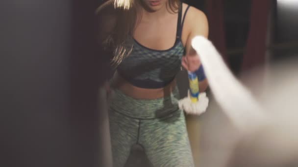 Menina do esporte trabalhando fora com cordas no ginásio escuro. Devagar. — Vídeo de Stock