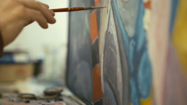 Primer plano de la mano del viejo pintor dibuja el cuadro en un lienzo en 4K — Vídeos de Stock