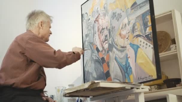 Pintor dibuja a la mujer llorando y el hombre en el área de Kyivs en el estilo de vanguardia 4K — Vídeos de Stock