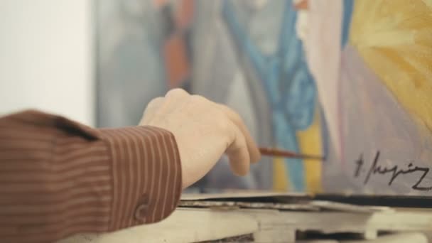 Close up de pintor antigo desenha quadro histórico em 4K — Vídeo de Stock