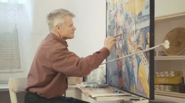 Gri ressam 4 k'dan fazla yaralı adam ve kadın çizer