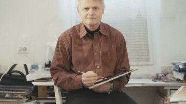 Resmi yaşlı adam ressamın