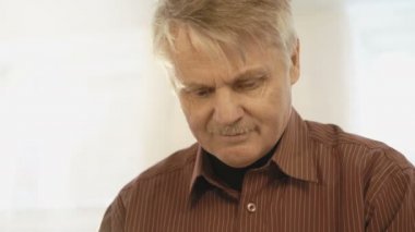 Kitap okuyan adamın yüzünü