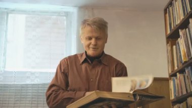 Kitap kitap raf 4 k ile oda aracılığıyla saygısız yaşlı adam