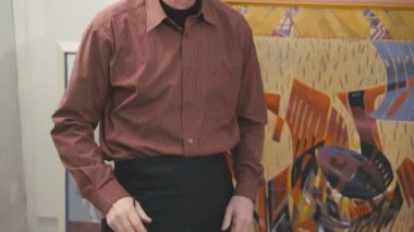 Gülümseyen ve 4 k kameraya bakarak eski gri adam portresi