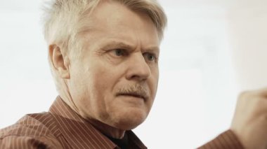 Gri eski ressam başyapıt beyaz arka plan üzerinde çizim bıyıklı