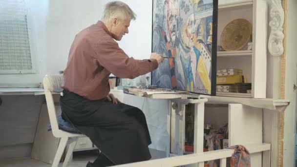 Γκρι ζωγράφος με μουστάκι αντλεί το αριστούργημα του Μαχνοβτσίνα σε ανάλυση 4k — Αρχείο Βίντεο