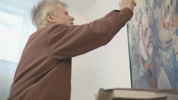 Grijze schilder trekt de gewonde man en vrouw van het Oekraïense gebied 4k — Stockvideo