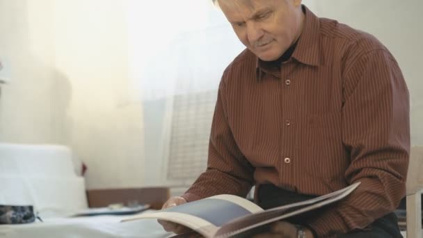 Cultured old man reading a old book — Stock Video