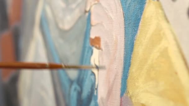 Sanatçı berabere resmi boya fırçası ile yakın çekim — Stok video