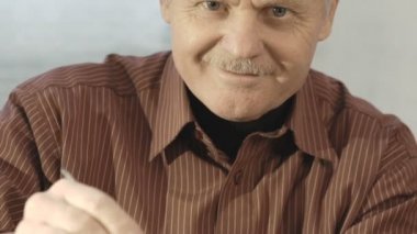 yakın çekim yetişkin erkek sanatçı iş stüdyoda sakallı portresi.