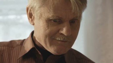 Eski ressam duyguları ile berabere