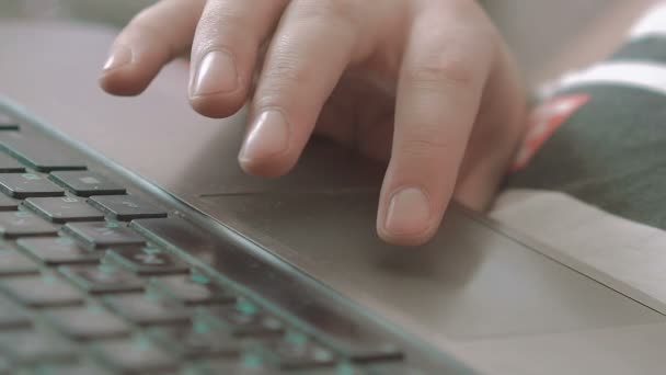 Primer plano de una mano humana escribiendo y tocando un teclado portátil — Vídeos de Stock