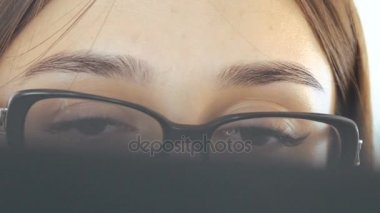 Bilgisayarla çalışma ve düşünme akıllı kız yakın çekim