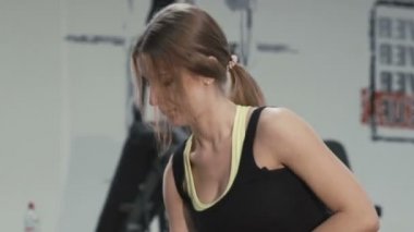 Genç kız salonda bacak kasları germe