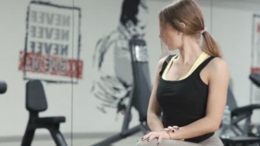 Spor salonunda bacaklar yukarı ısınma ve germe genç kız