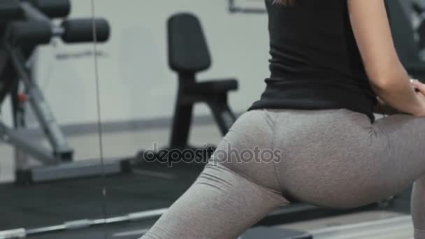 Young girl stretching and warming up legs muscles in the gym — Stock Video