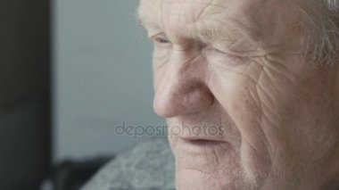 Eski dedesi penceresine bakarak