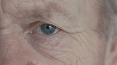 Yaşlı adam kameraya bakan mavi göz yakın çekim
