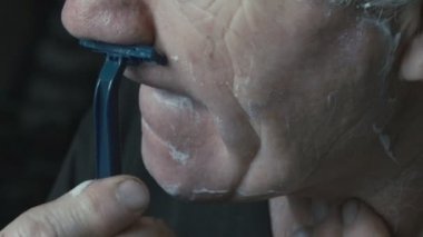 Eski gri adam tıraş sakal yüzündeki profil başına kapatın