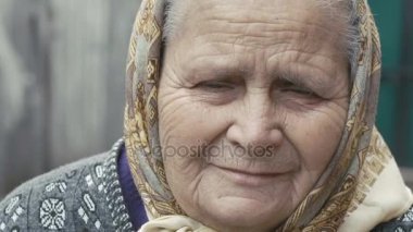 Eski buruşuk portre yalnız büyükanne kameraya bakarak yorgun