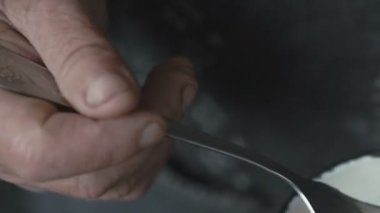 Kadının kadar yumurta metal kupa çalkalama hasta ellerini kapatın