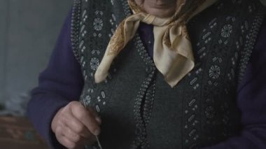 Eski büyükanne metal kupa kullanarak yemek yapma