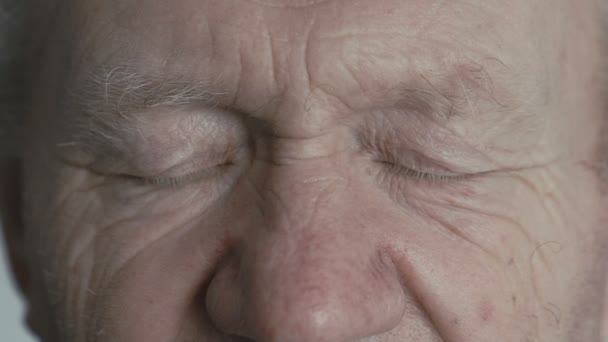 Close up look at camera of old wrinkled man — Stock Video
