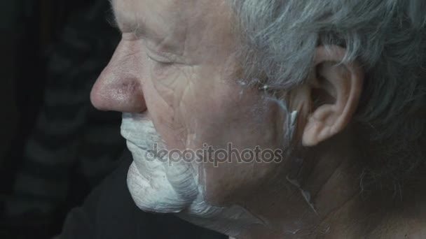 Profilo di vecchio uomo grigio barba da barba sul viso da solo — Video Stock