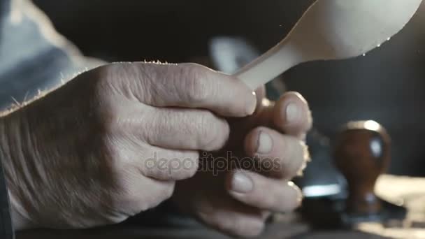 Retrato del viejo hombre arrugado haciendo cuchara de madera — Vídeo de stock