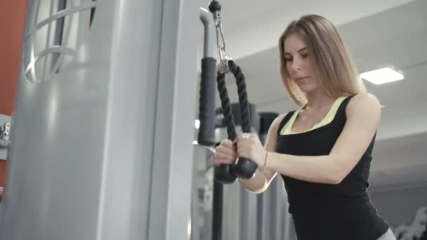 Treino de menina jovem com simulador de ginásio para bíceps em 4K — Vídeo de Stock