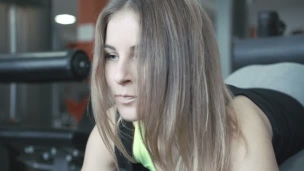 Mirada frontal de la chica entrenando sus músculos en las piernas en 4K — Vídeos de Stock