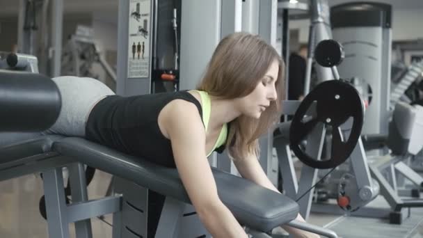 La chica haciendo ejercicio con el simulador en el gimnasio 4K — Vídeos de Stock