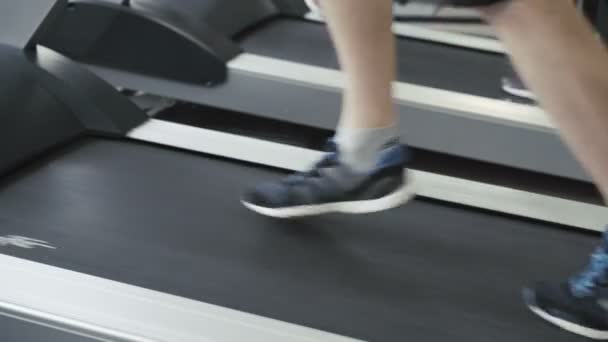 Detail samice nohy cvičit na dráze 4k — Stock video