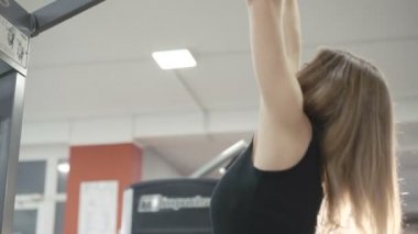 Kasları silah ve 4 k spor salonunda geri için simulator ile çalışan kadın