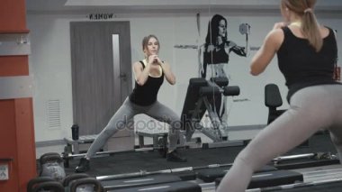 Güzel kız 4 k spor salonunda ağız kavgası yapıyor