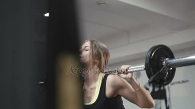 Halter Gym salonunda 4 k ile ağız kavgası yaparken kız bak