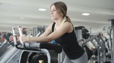 Akıllı kız 4 k spor salonunda simülatörde ile çalışma dışarı
