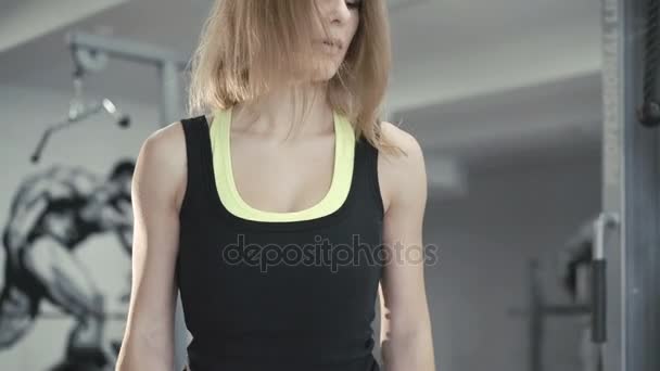 Hermosos ejercicios de chica fuerte con mancuernas en el gimnasio en 4K — Vídeos de Stock