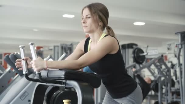 Chica inteligente haciendo ejercicio con simulador en el gimnasio en 4K — Vídeo de stock