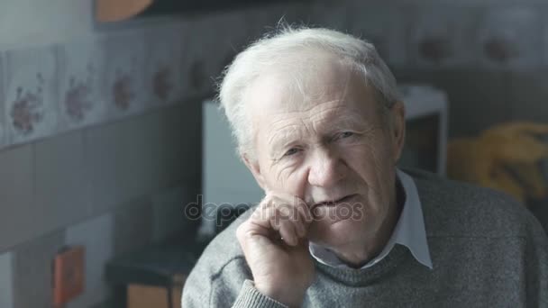 Портрет грустного старика, смотрящего в камеру 4К — стоковое видео